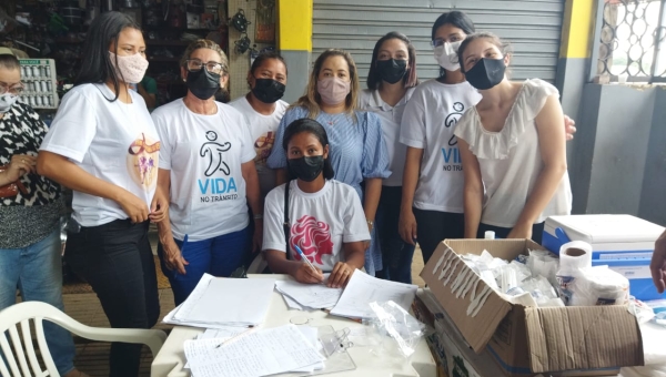 Feirantes e agricultores que atuam no Elias Mansour recebem ação de saúde neste sábado